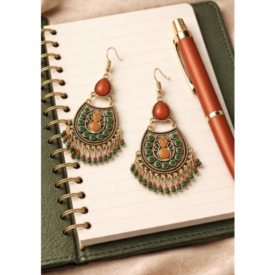 Kolczyki orientalne z bursztynowym akcentem.